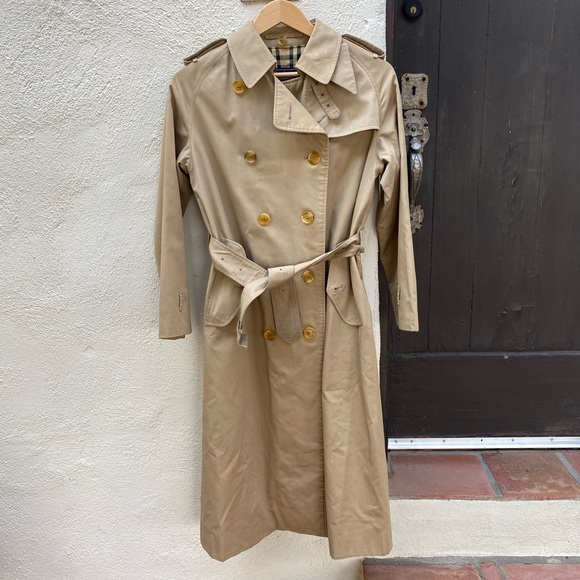 Classic Burberry trench with removable lining! Size “Long 10” Fits like US 6-8